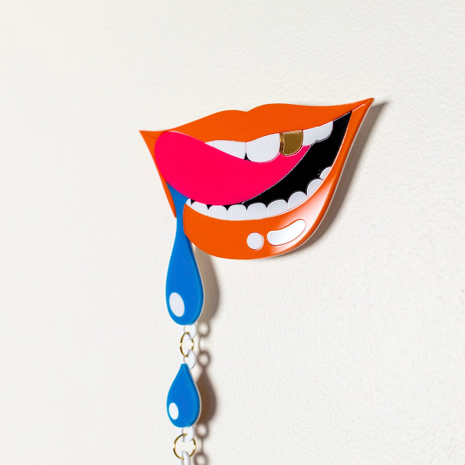 Loose Lips Wall Chain