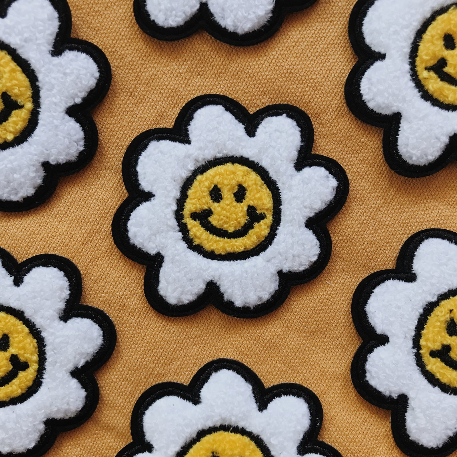 Pin on Simile faces  Murakami flower, Edgy wallpaper, Hippie wallpaper