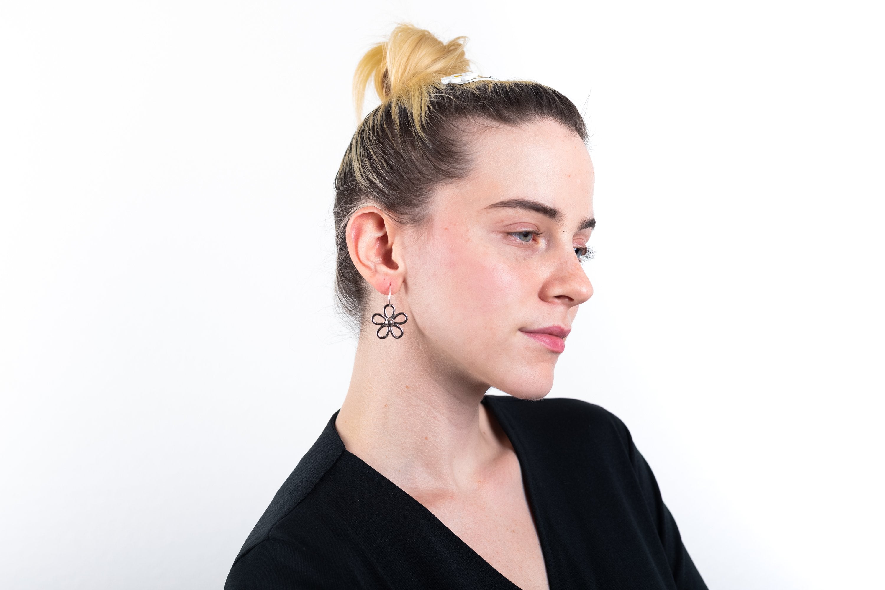 The Metal Daisy Hoop Earrings,EarringMindFlowers