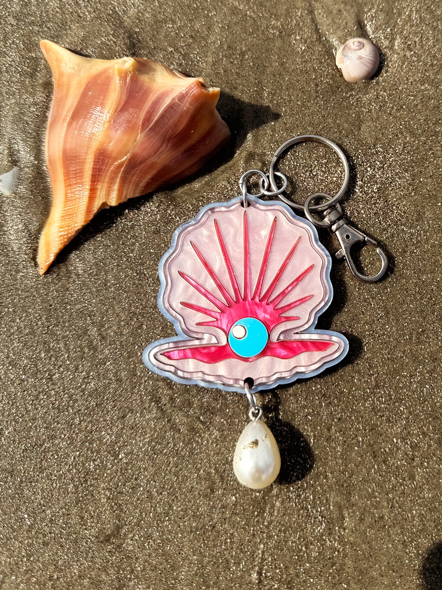 Keychain with shell design and pearl on sand